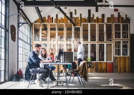 Entrepreneurs travaillant sur des projets INFORMATIQUES en équipe à la table de conférence Banque D'Images