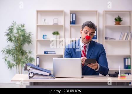 Clown employé drôle travaillant dans le bureau Banque D'Images