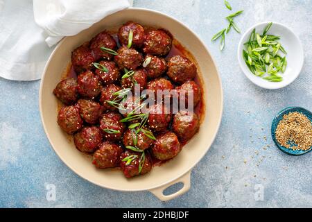Boulettes de viande asiatiques à la sauce aigre-douce Banque D'Images