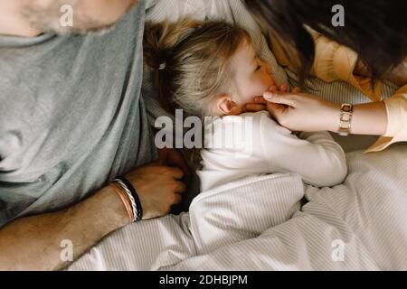 Directement au-dessus de la photo d'une fille dormant avec ses parents dans le lit à l'hôtel Banque D'Images