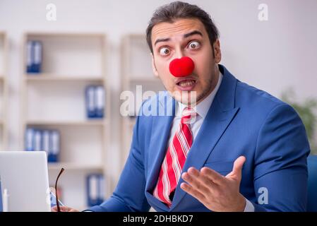 Clown employé drôle travaillant dans le bureau Banque D'Images