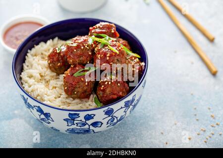 Boulettes de viande asiatiques à la sauce aigre-douce Banque D'Images