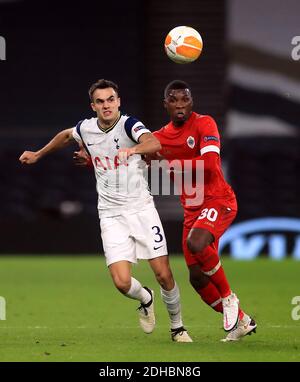 Sergio Reguilon de Tottenham Hotspur (à gauche) et Aurelio Buta de Royal Anvers se battent pour le ballon lors du match du groupe J de l'UEFA Europa League au stade Tottenham Hotspur, Londres. Banque D'Images