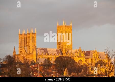 Cathédrale de Lincoln. Photo de la fin de l'après-midi alors que le soleil se couche le premier week-end de décembre. La photo, prise de la piscine de Brayford montre la cathédrale éclairée par une lumière dorée d'un soleil couchant. Aucune amélioration n'a été apportée à cette image pour modifier la couleur. Banque D'Images