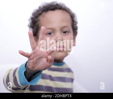 enfant qui atteint la photo du ciel Banque D'Images