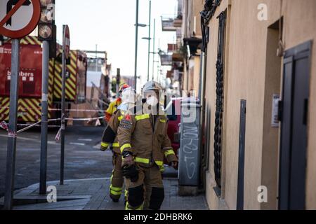 Barcelone, Catalogne, Espagne. 10 décembre 2020. Les pompiers sont vus en train de travailler.UN incendie dans un entrepôt industriel de Badalona, une ville à côté de Barcelone, provoque trois morts et 17 blessés dans la nuit du mercredi 9 décembre. Entre 80 et 100 personnes y vivaient, la plupart étaient des immigrants. Le lendemain, les pompiers ont continué à travailler toute la journée. Credit: Thiago Prudencio/DAX/ZUMA Wire/Alay Live News Banque D'Images