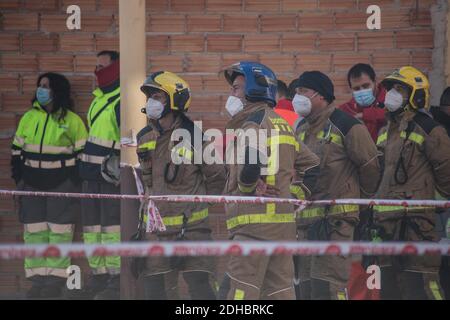 Barcelone, Catalogne, Espagne. 10 décembre 2020. Les pompiers sont vus en train de travailler.UN incendie dans un entrepôt industriel de Badalona, une ville à côté de Barcelone, provoque trois morts et 17 blessés dans la nuit du mercredi 9 décembre. Entre 80 et 100 personnes y vivaient, la plupart étaient des immigrants. Le lendemain, les pompiers ont continué à travailler toute la journée. Credit: Thiago Prudencio/DAX/ZUMA Wire/Alay Live News Banque D'Images