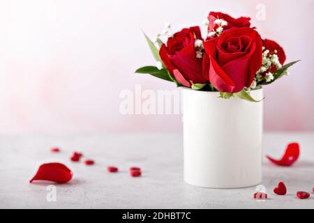 Roses rouges et coeurs pour la Saint-Valentin Banque D'Images