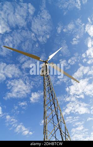 Mât avec générateur d'énergie éolienne contre le ciel, vue de dessous. Banque D'Images