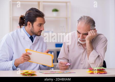 Médecin et patient souffrant de la maladie d'Alzheimer Banque D'Images