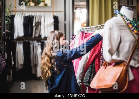 Vue latérale du magasin de vêtements pour filles Banque D'Images