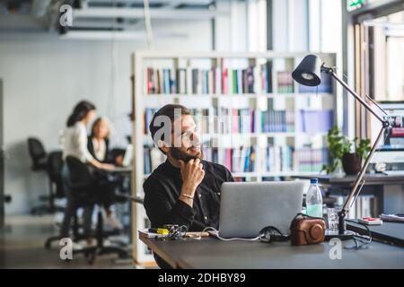 Homme d'affaires plein de confiance, assis au bureau Banque D'Images