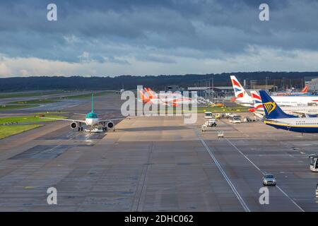 Mouvements d'avions au terminal sud de Londres Gatwick aéroport Angleterre Royaume-Uni. Banque D'Images