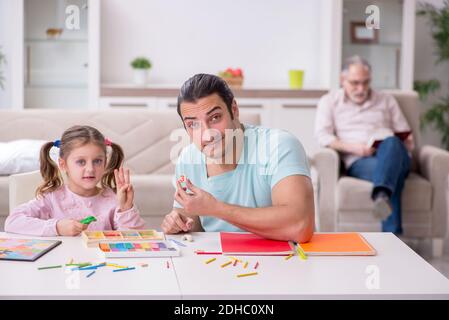 Trois générations de famille dans le concept de développement précoce Banque D'Images