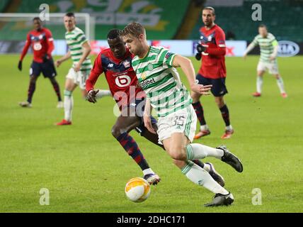 Cheikh Niasse de Lille (à gauche) et Kristoffer Aguer du Celtic lors du match de l'UEFA Europa League Group H au Celtic Park, Glasgow. Banque D'Images