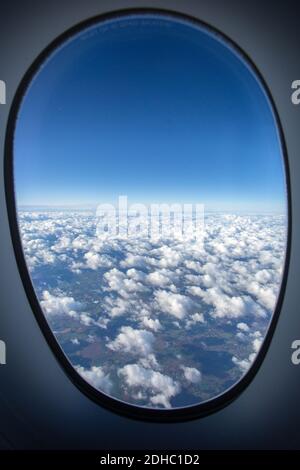 Voir des nuages à travers la fenêtre de l'avion Banque D'Images