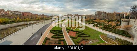 MADRID, ESPAGNE - 13 DÉCEMBRE 2018 : pont Arganzuela sur la rivière Manzanares au centre-ville de Madrid, Espagne. C'est une structure futuriste construite en 2011. Sup Banque D'Images