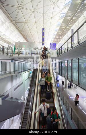 L'intérieur du terminal 1 de l'aéroport international de Hong Kong (Chek Lap Kok), conçu par l'architecte Norman Foster Banque D'Images