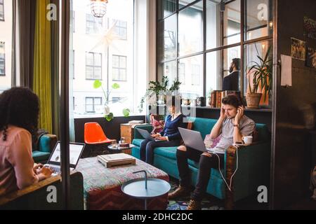 Professionnels multiethniques travaillant au bureau Banque D'Images