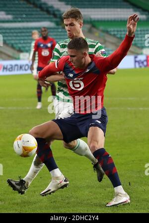 Kristoffer Ajer (à gauche) et Sven Botman de Lille se battent pour le ballon lors du match H de l'UEFA Europa League Group au Celtic Park, Glasgow. Banque D'Images