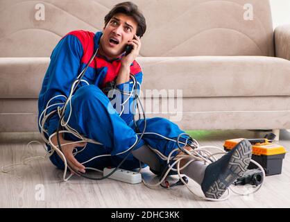 Entrepreneur électricien avec les câbles emmêlés Banque D'Images