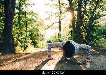 Une athlète féminine fait des pompes dans le parc Banque D'Images