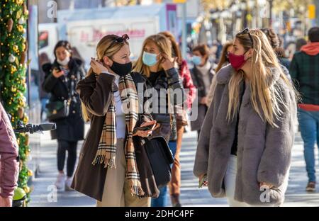 Barcelone, Espagne. 10 décembre 2020. Des femmes marchant et faisant du shopping dans un Passeig de Gracia, une des rues principales de Barcelone, exceptionnellement vide. Credit: Dino Geromella / Alamy Live News Banque D'Images