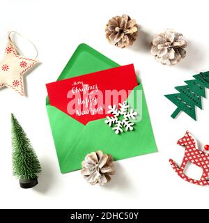 Carte de vœux Joyeux Noël et joyeux nouvel an, prise du haut dans une enveloppe verte Banque D'Images