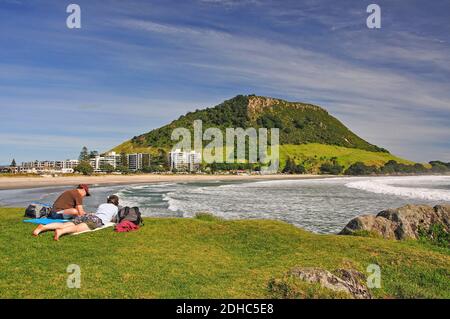 Vue sur la plage et le Mont Maunganui, Bay of Plenty, North Island, New Zealand Banque D'Images