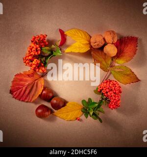 Couronne d'automne, modèle carré avec un emplacement pour le texte, composition de la pose à plat des feuilles d'automne, photo du dessus Banque D'Images