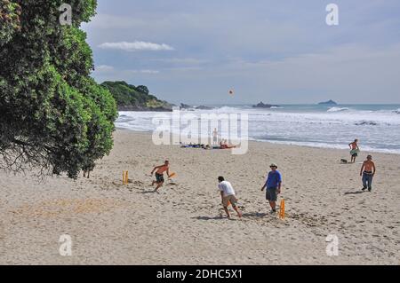 Match de cricket sur la plage, Mont Maunganui, région de la baie de Plenty, Île du Nord, Nouvelle-Zélande Banque D'Images