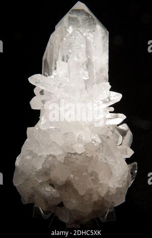 Le quartz minéral sur fond noir montrant des facettes translucides Banque D'Images