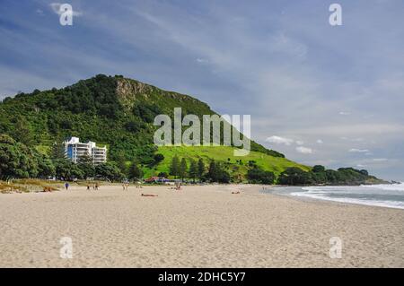 Plage et promenade, Mont Maunganui, région de la baie de Plenty, Île du Nord, Nouvelle-Zélande Banque D'Images