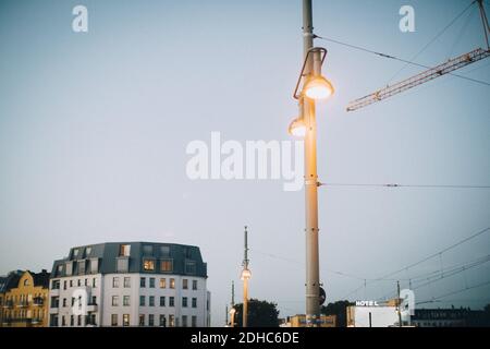 Vue à angle bas de la lumière de rue éclairée contre un ciel dégagé au crépuscule en ville Banque D'Images