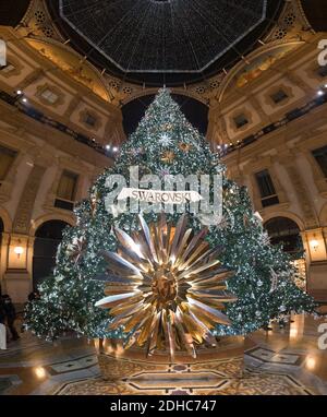 Milan, Italie - 10 décembre 2020 : vue sur la rue de l'arbre de Noël dans la galerie Vittorio Emanuele la nuit. Banque D'Images