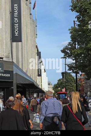 LONDON, ROYAUME-UNI - 10 septembre 2018 : magasin House of Fraser à Oxford Street, Londres, Royaume-Uni. Les gens marchent sur le trottoir/trottoir dans le Th Banque D'Images