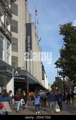LONDON, ROYAUME-UNI - 10 septembre 2018 : magasin House of Fraser à Oxford Street, Londres, Royaume-Uni. Les gens marchent sur le trottoir/trottoir dans le Th Banque D'Images