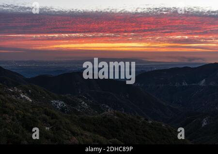 Photo prise des montagnes de San Gabriel en direction du sud. Le centre-ville de Los Angeles et l'océan Pacifique sont en arrière-plan. Image prise après le coucher du soleil. Banque D'Images