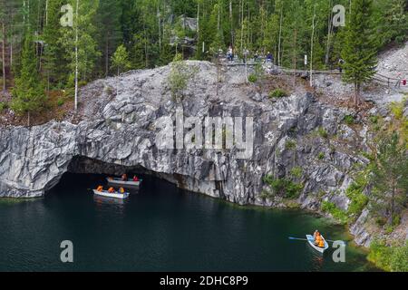 Carélie, Russie - 29 juillet 2020 : Lac de marbre dans le parc de montagnes Ruskeala dans la région de Carélie, Russie Banque D'Images