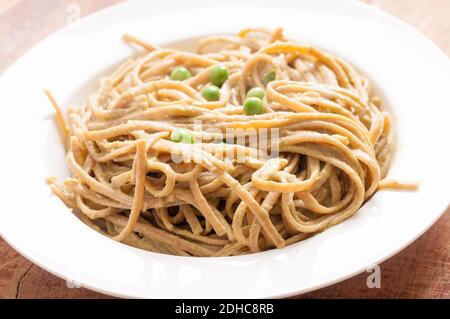 pâtes linguini alfredo avec petits pois frais Banque D'Images