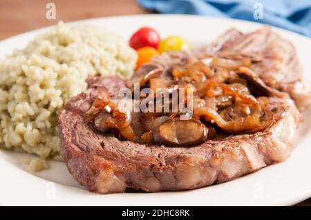 risotto au jasmin avec un steak de côtes grillées et des champignons frais Banque D'Images