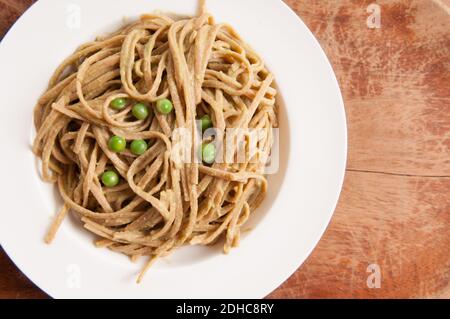 pâtes linguini alfredo avec petits pois frais Banque D'Images