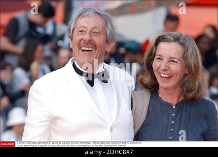 Photo du fichier - © Arnal-Hahn-Nebinger/ABACA. 45784-38. Cannes-France, 19/05/2003. L'acteur français Jean Rochefort et sa femme arrivent à la projection de Dogville réalisée par Lars Von Trier en compétition au 56e Festival de Cannes. Banque D'Images