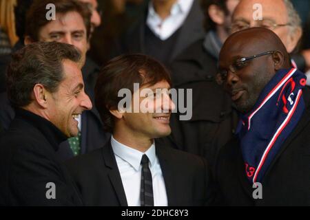 Photo du dossier : l'ancien président français Nicolas Sarkozy, Leonardo et George Weah lors du match de football de la première Ligue française, première Ligue française, Paris Saint Germain vs Stade Brestois au Parc des Princes à Paris, France, le 18 mai 2013. L'ancienne star du football George Weah a été élue présidente du Libéria. M. Weah est bien en avance sur l'adversaire Joseph Boakai avec plus de 60% des voix. Photo de Henri Szwarc/ABACAPRESS.COM Banque D'Images