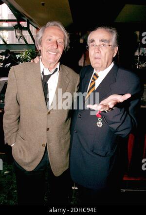 Photo de fichier - EXCLUSIVE. Le musicien français Michel Legrand pose avec Jean Rochefort après avoir reçu la médaille de 'Officier dans l'ordre de la Légion d'Honneur' lors d'une cérémonie tenue au petit Journal Montparnasse à Paris le 23 mai 2005. Ancien acteur français Jean Rochefort est mort, âgé de 87 ans, il a été annoncé aujourd'hui. Photo de Laurent Zabulon/ABACA. Banque D'Images