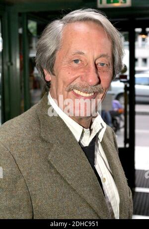 Photo de fichier - EXCLUSIVE. L'acteur français Jean Rochefort lors d'une cérémonie qui s'est tenue au petit Journal Montparnasse à Paris le 23 mai 2005. Ancien acteur français Jean Rochefort est mort, âgé de 87 ans, il a été annoncé aujourd'hui. Photo de Laurent Zabulon/ABACA. Banque D'Images