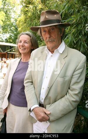 Photo du dossier - l'acteur français Jean Rochefort et sa femme arrivent dans le 'Village', le quartier VIP de l'Open de tennis français à l'arène Roland Garros à Paris, France, le 11 juin 2006. Ancien acteur français Jean Rochefort est mort, âgé de 87 ans, il a été annoncé aujourd'hui. Photo de Gorassini-Nebinger-Zabulon/ABACAPRESS.COM Banque D'Images