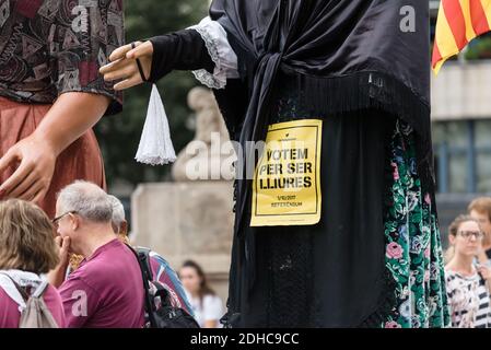 A la veille du référendum d’autodétermination catalane, interdit par le gouvernement central espagnol, les nationalistes et les indépendantistes ont connu une dernière journée de campagne pacifique, tandis que des doutes subsistent quant à la tenue du référendum. Beaucoup de séparatistes occupent des écoles pour servir de bureaux de vote, la police les a laissés jusqu'à 6 heures pour évacuer les locaux, à Barcelone, Espagne, le 30 septembre 2017. Photo de Samuel Boivin/ABACAPRESS.COM Banque D'Images