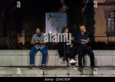 A la veille du référendum d’autodétermination catalane, interdit par le gouvernement central espagnol, les nationalistes et les indépendantistes ont connu une dernière journée de campagne pacifique, tandis que des doutes subsistent quant à la tenue du référendum. Beaucoup de séparatistes occupent des écoles pour servir de bureaux de vote, la police les a laissés jusqu'à 6 heures pour évacuer les locaux, à Barcelone, Espagne, le 30 septembre 2017. Photo de Samuel Boivin/ABACAPRESS.COM Banque D'Images