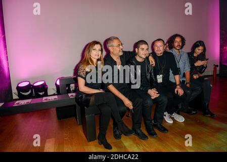 Le designer libanais Elie Saab (2e de L) vu avec son épouse Claudine et un de ses fils et membres du personnel avant son spectacle de collection Printemps-été 2018 prêt-à-porter, qui s'est tenu au Grand Palais à Paris, en France, le 30 septembre 2017. Photo par Ammar Abd Rabbo/ABACAPRESS.COM Banque D'Images